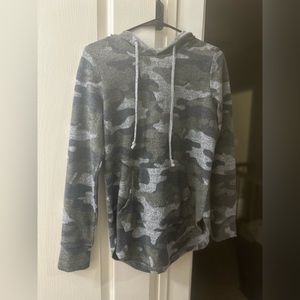 Women’s Camo Light Weight Hoodie Size Small